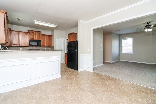 Building Photo - 251 Palisades Dr