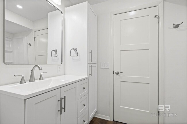 Building Photo - 2024 Sea Cliff Dr N