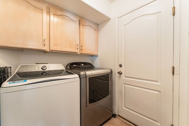 Building Photo - Summerlin 3 Bed / 2.5 Bath Home — Available October 5, 2026