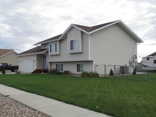 Building Photo - 4 BEDROOM | 2 BATH | DOUBLE CAR GARAGE | RAPID VALLEY