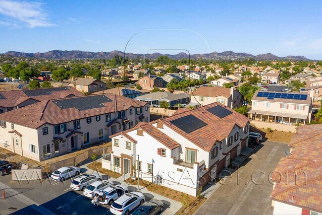 Building Photo - Stylish 2 Bed + 2.5 Bath Townhome in Murrieta