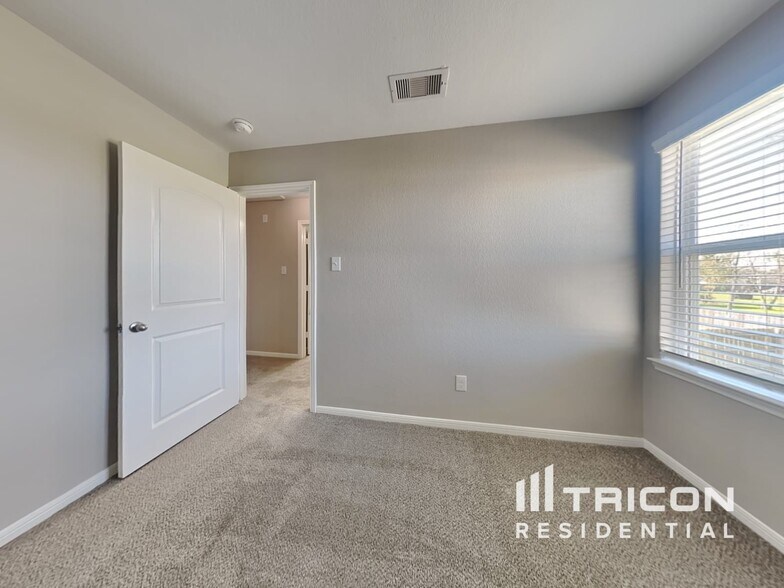 Building Photo - 652 Totem Trail Dr