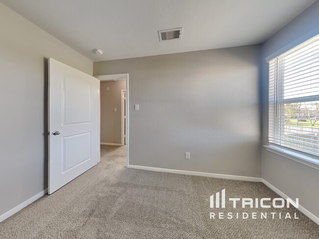 Building Photo - 652 Totem Trail Dr