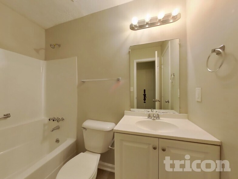 Building Photo - 4211 Clearview Dr