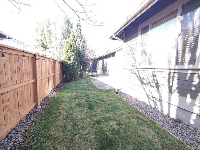 Building Photo - Single Level 4 Bedroom 3 Bath Beauty