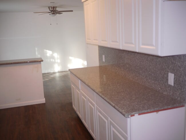 Building Photo - Charming 2-Bed, 1.5-Bath Home with 2-Car Garage in Hesperia, CA!