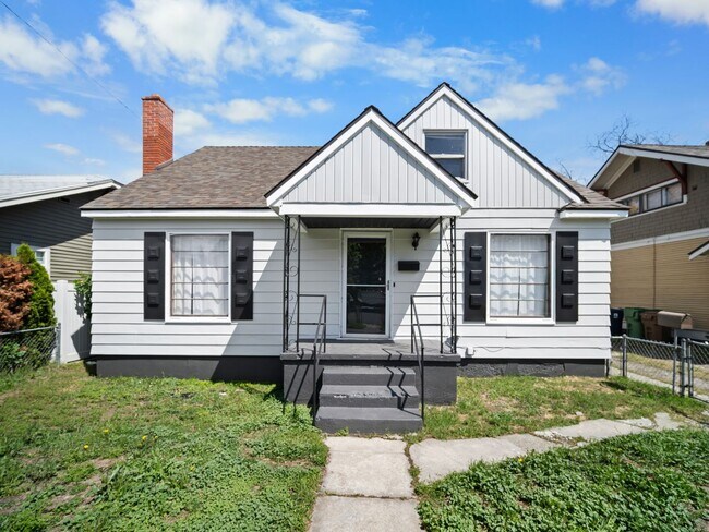 Building Photo - Near Campus! Cozy & Convenient Living