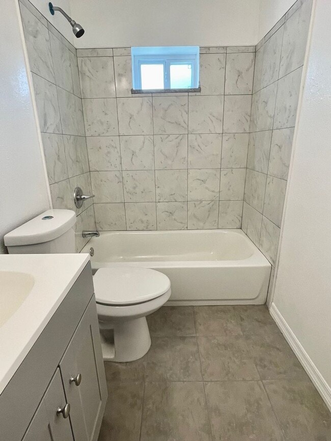 Building Photo - Available Now! 2Bed/1Bath