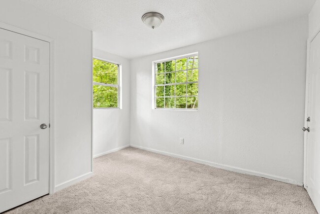 Building Photo - Charming and Newly Renovated 3 Bedroom 1 B...