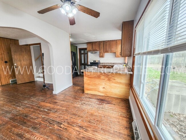 Building Photo - 4-Bedroom Home in Des Moines with Detached 2-Car Garage