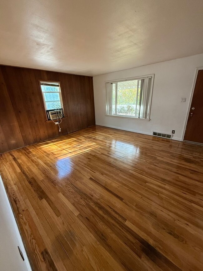 Building Photo - Cute Price Home