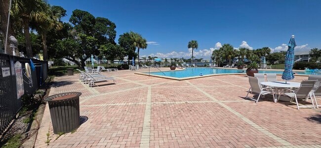 Building Photo - 108 Pompano Dr SE