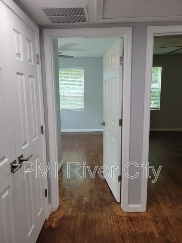 Building Photo - 1356 River Hills Cir E