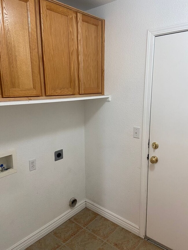 Building Photo - Prarie Oaks 3 Bdrm, 2 bath