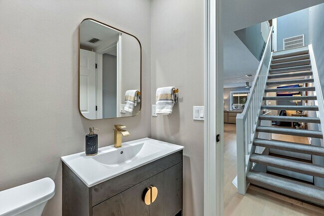 Building Photo - Impeccably Furnished Annual Rental Townhom...