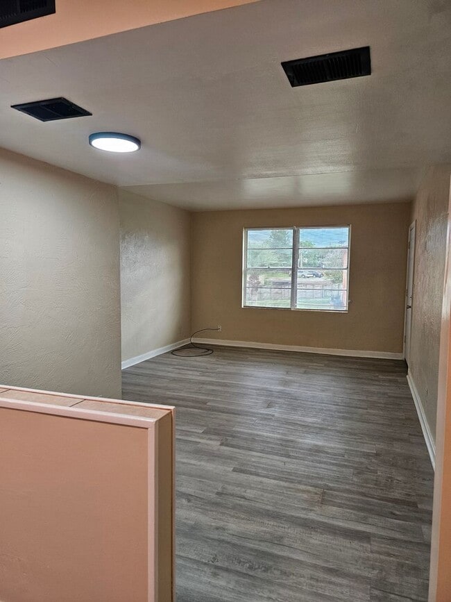 Building Photo - 2 bedroom 1 bath apartment beach side
