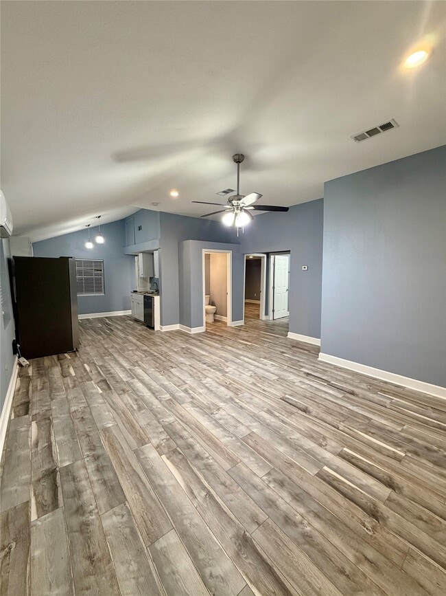 Building Photo - 2322 Central St