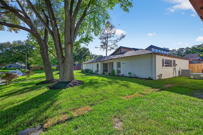 Building Photo - 3006 Golden Hills Ln