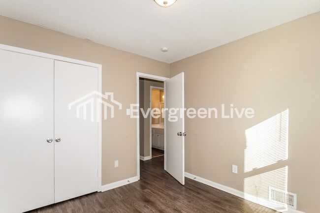 Building Photo - 3072 Morning View Dr