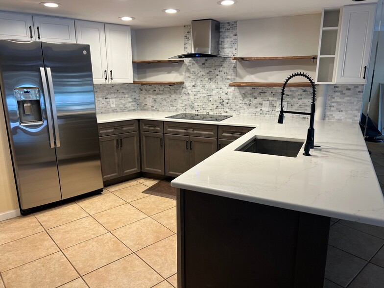 Building Photo - 2587 Cyprus Dr