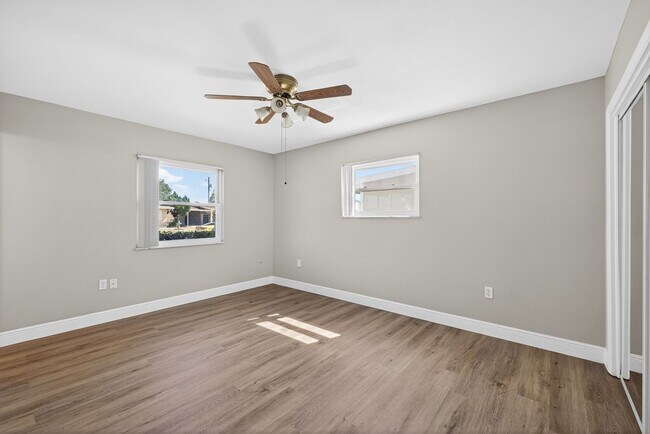 Building Photo - FULLY RENOVATED 2 BEDROOM WITH HUGE BONUS ROOM!