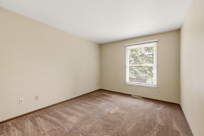 Building Photo - Single-Family Home in Near-Perfect Condition | 931 square foot 3-Car Garage!! | Covered Patio | L...