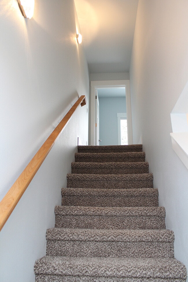 Building Photo - 827 NW Victoria Ave