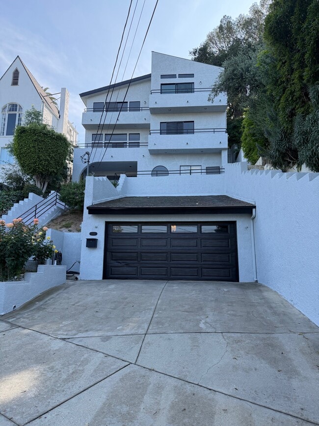 Building Photo - 1425 Columbia Dr