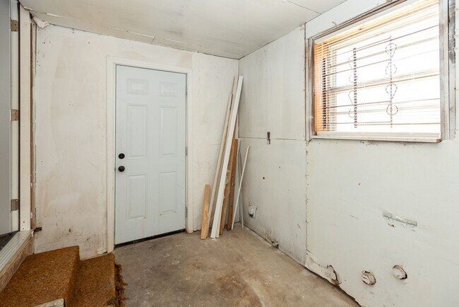 Building Photo - 3 BED/ 1 BATH IN UP AND COMING NEIGHBORHOOD