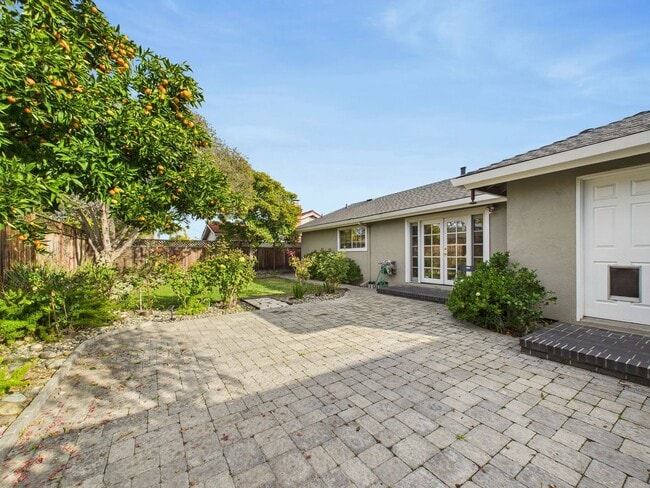 Building Photo - Stunning Turnkey Home in Cambrian!