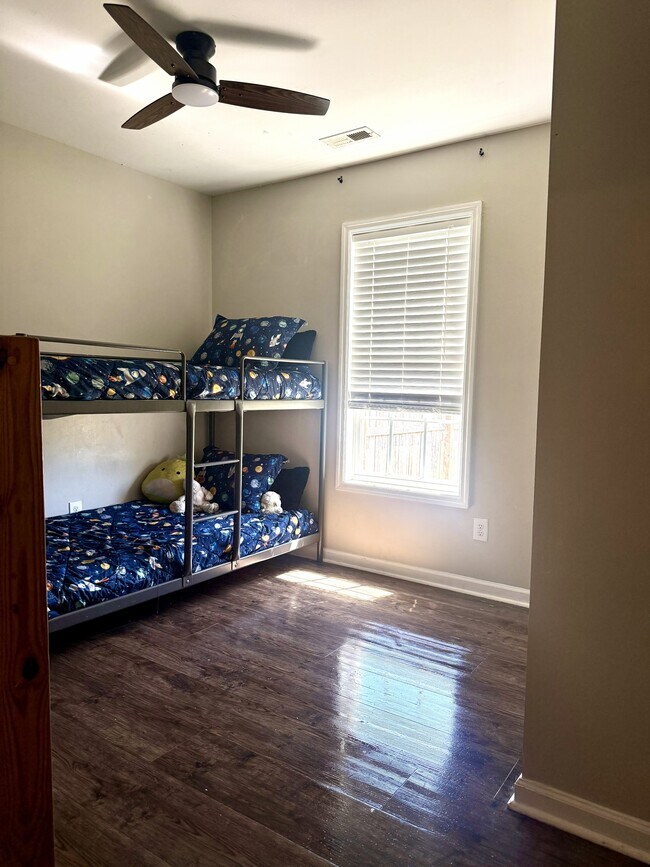 Building Photo - 110 Cherry Grove Dr