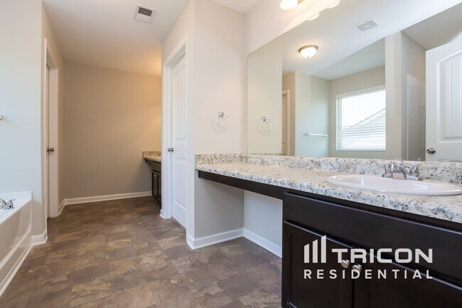 Building Photo - 357 Hawthorn Dr