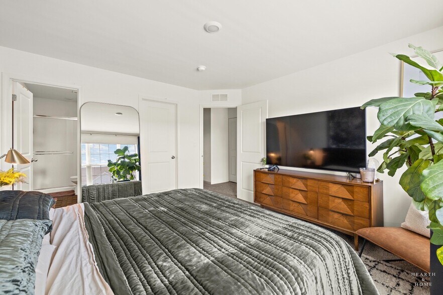 Furnished Master Bedroom View 1 - 6550 Linden Trl