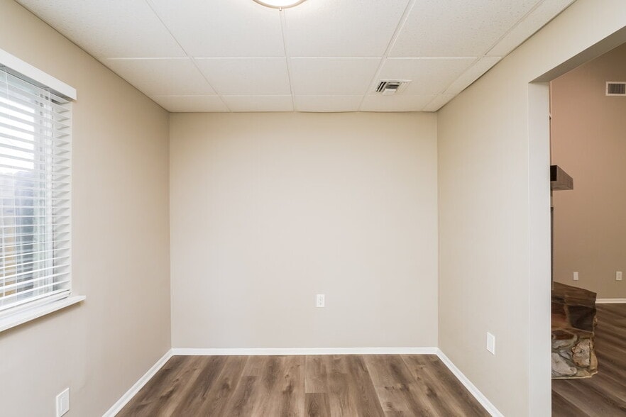 Building Photo - 1304 Sterling Oaks Dr