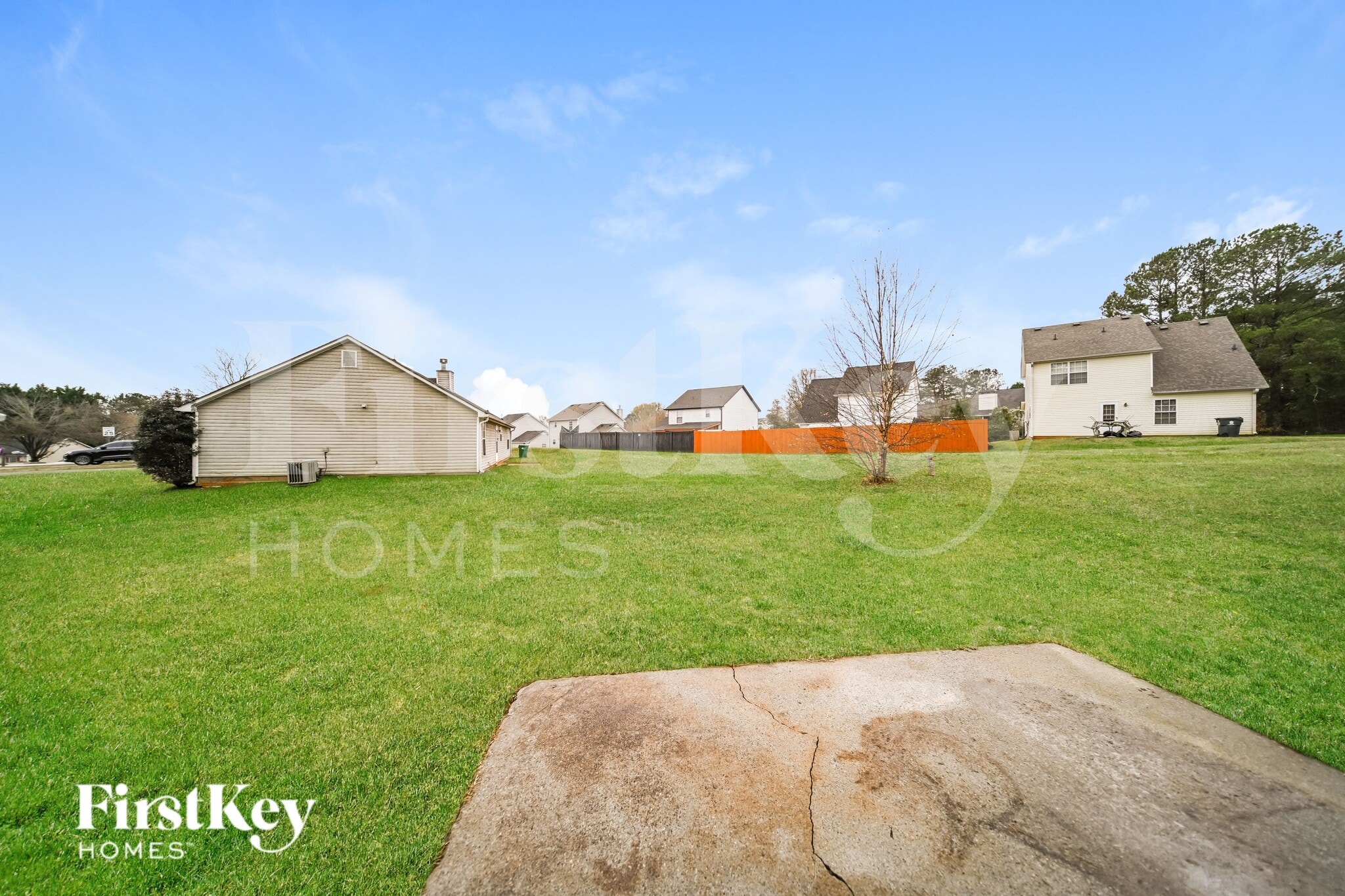 Building Photo - 350 Country Club Dr