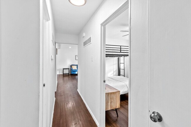 Building Photo - 814 Holiday Ave