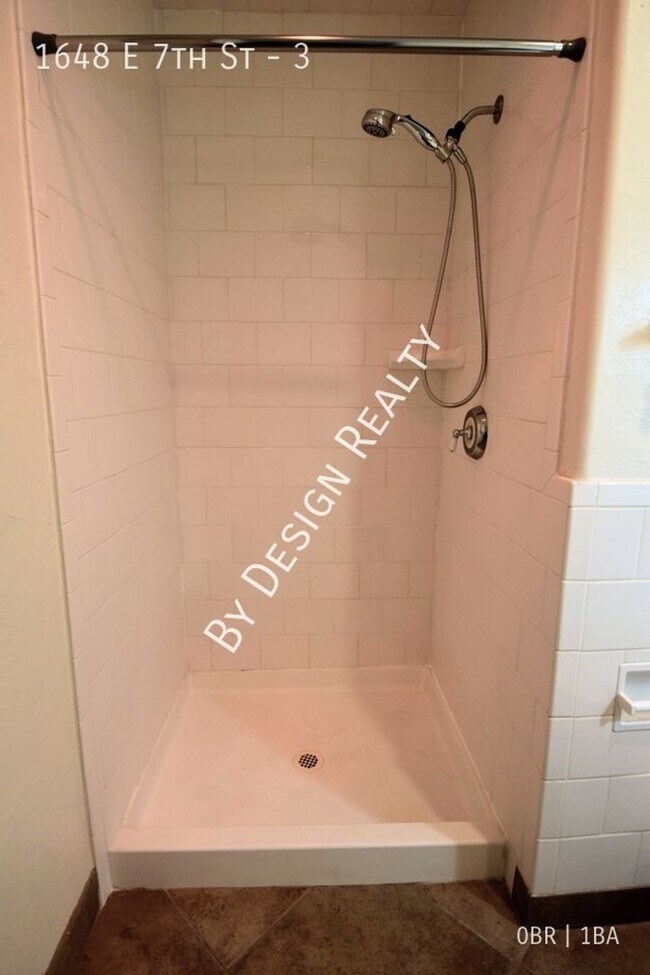 Building Photo - Studio Space with ALL UTILITIES INCLUDED - Walk to UofA