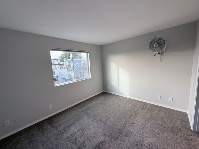 Building Photo - Top-Floor 3 Bed 2 Bath Condo in Fremont