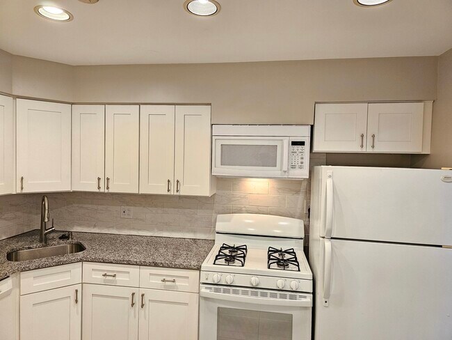 Building Photo - 12 Parkside Ct