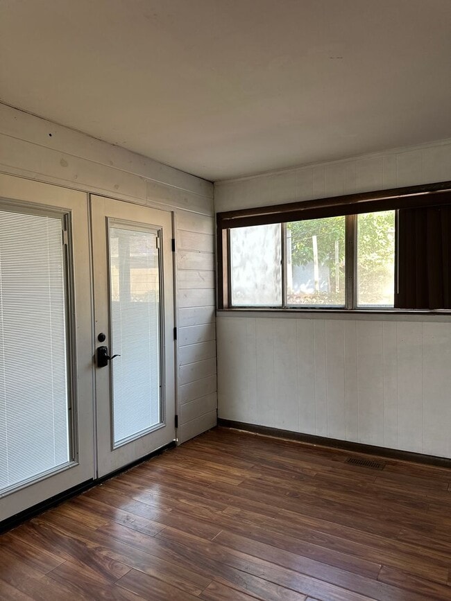 Building Photo - $1,355.00 Move-in-special