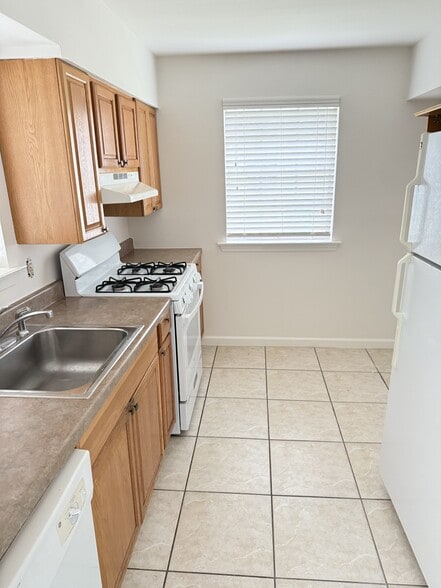 Building Photo - 6484 Park Manor Dr
