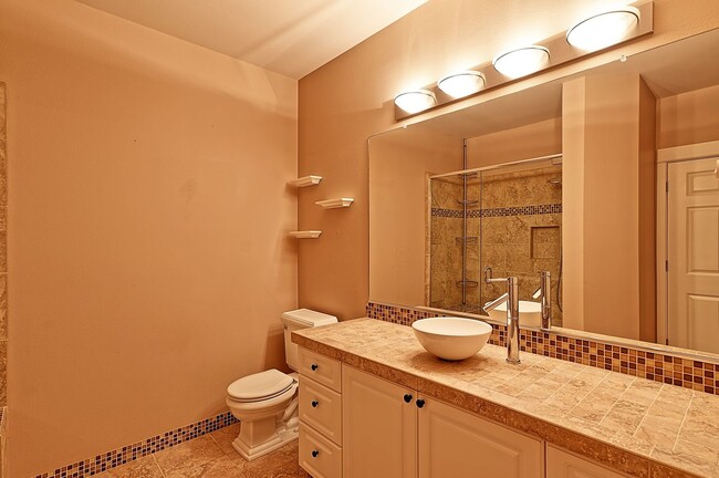 Building Photo - Mukilteo Golf Course View Condo – Modern C...