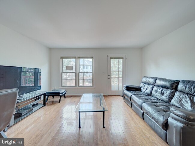 Building Photo - 3022 Kings Village Rd