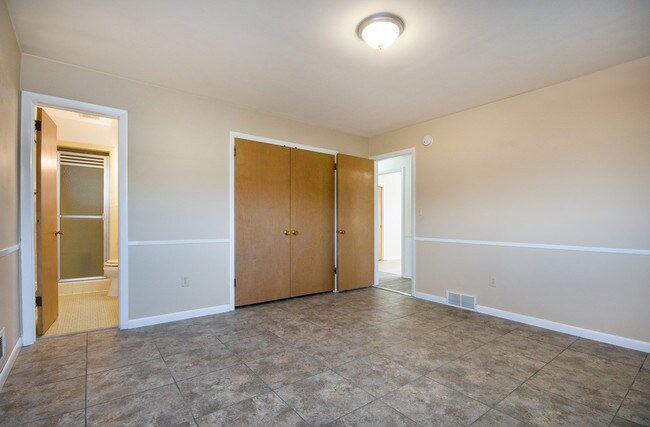 Building Photo - 2149 Lonsdale Dr NE