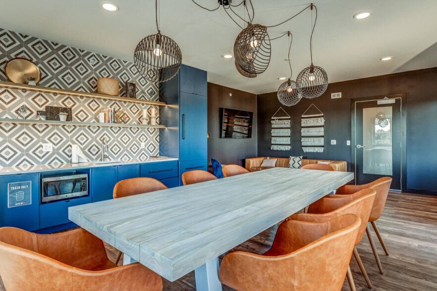 Building Photo - 10 E 18th St