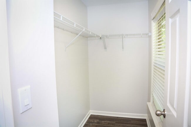 Building Photo - 851 Stratum Way SE