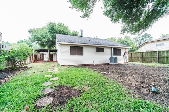 Building Photo - 10746 Lakewood Oaks Dr