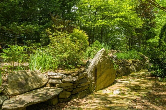 Building Photo - 348 Winding Ridge