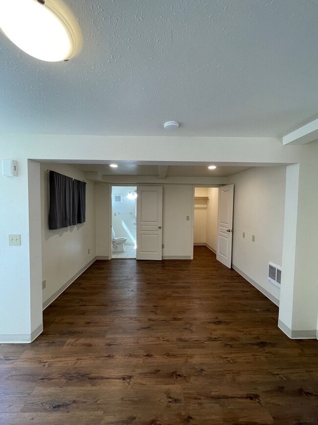 Building Photo - Awesome studio apt downtown with full kitc...