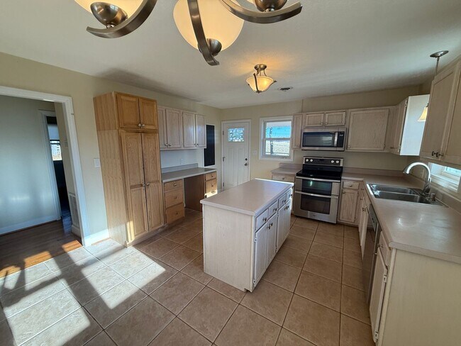 Building Photo - 300 Monticello Ln